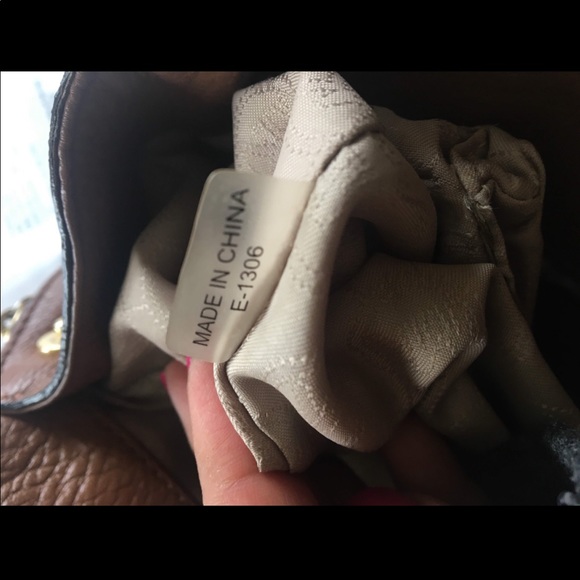 Micheal Kors preloved tan/acorn satchel - Picture 8 of 11